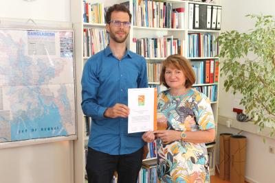 NETZ-Geschäftsführer Dr. Max Stille und Finanzverwalterin Tatjana Filinski mit dem DZI-Siegel NETZ-Geschäftsführer Dr. Max Stille und Finanzverwalterin Tatjana Filinski mit dem DZI-Siegel