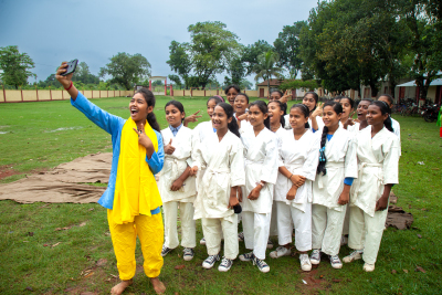 Gruppe von Jugendlichen macht Selfie Gruppe von Jugendlichen macht Selfie