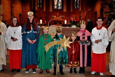 Die Sternsinger*innen im Wetzlarer Dom. Foto: Werner Volkmar Die Sternsinger*innen im Wetzlarer Dom. Foto: Werner Volkmar